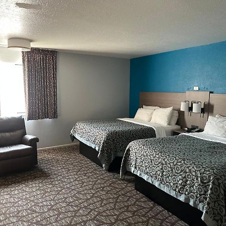 Baymont By Wyndham Manistee Hotel Екстериор снимка