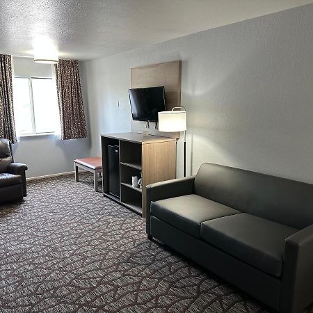 Baymont By Wyndham Manistee Hotel Екстериор снимка