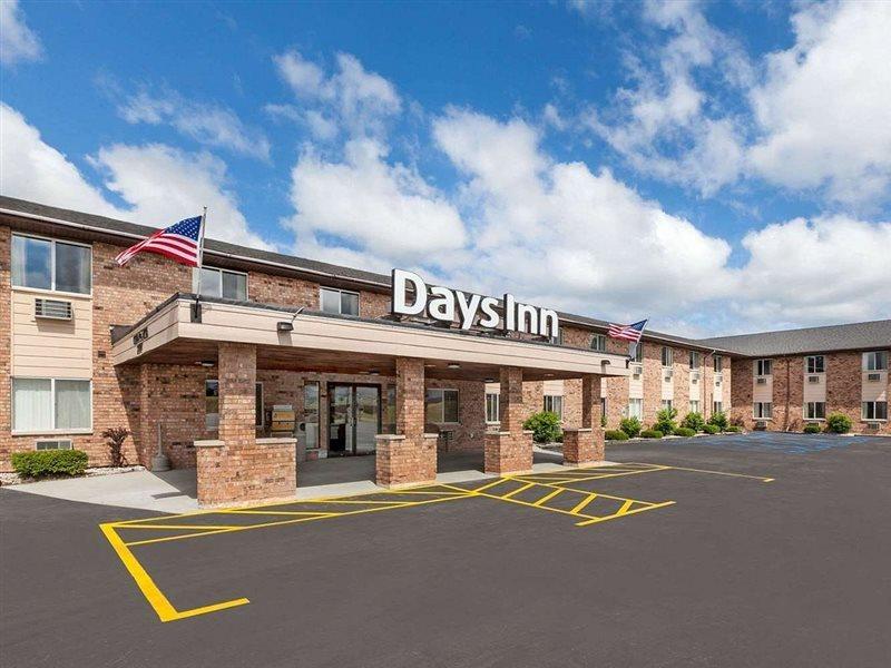 Baymont By Wyndham Manistee Hotel Екстериор снимка