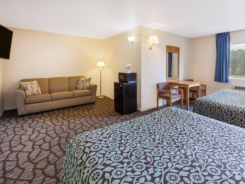 Baymont By Wyndham Manistee Hotel Екстериор снимка