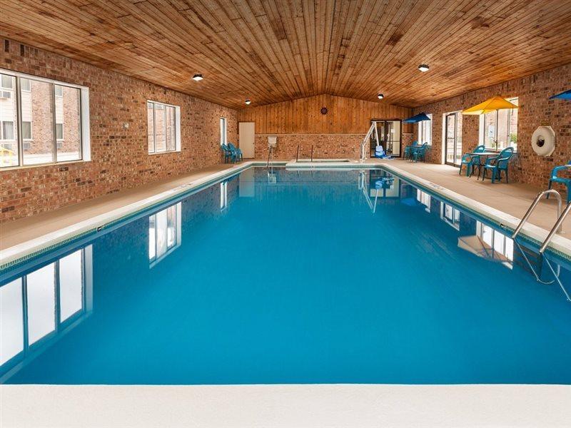 Baymont By Wyndham Manistee Hotel Екстериор снимка