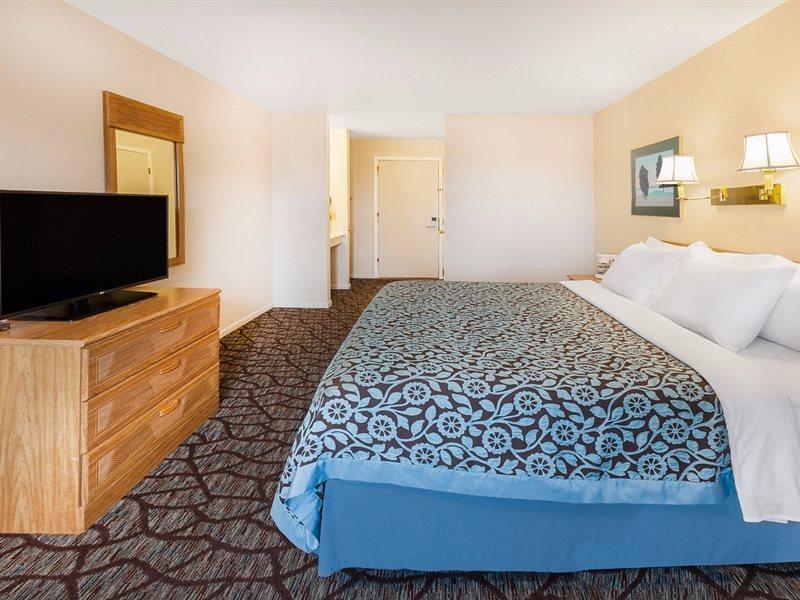 Baymont By Wyndham Manistee Hotel Екстериор снимка