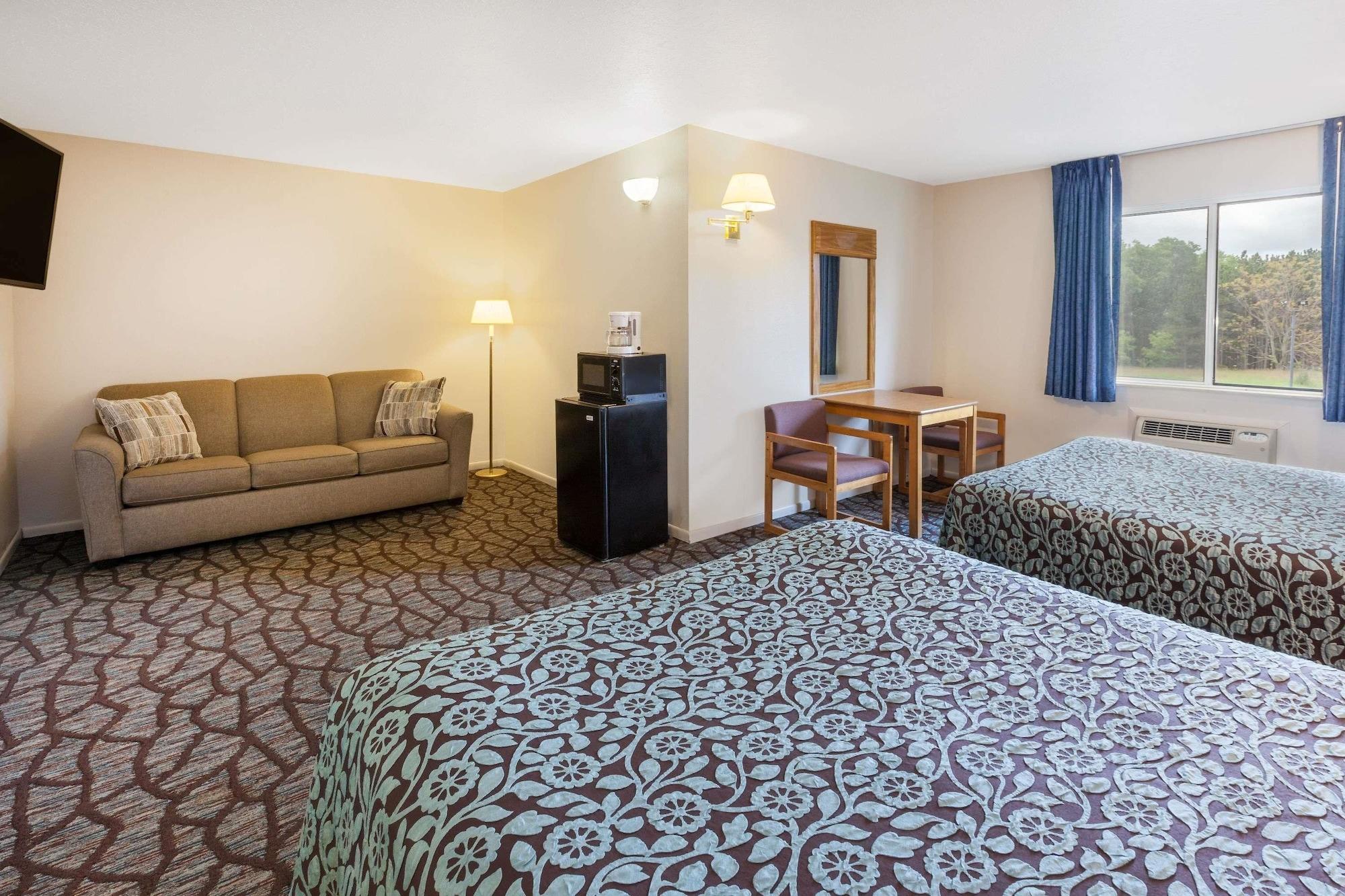 Baymont By Wyndham Manistee Hotel Екстериор снимка