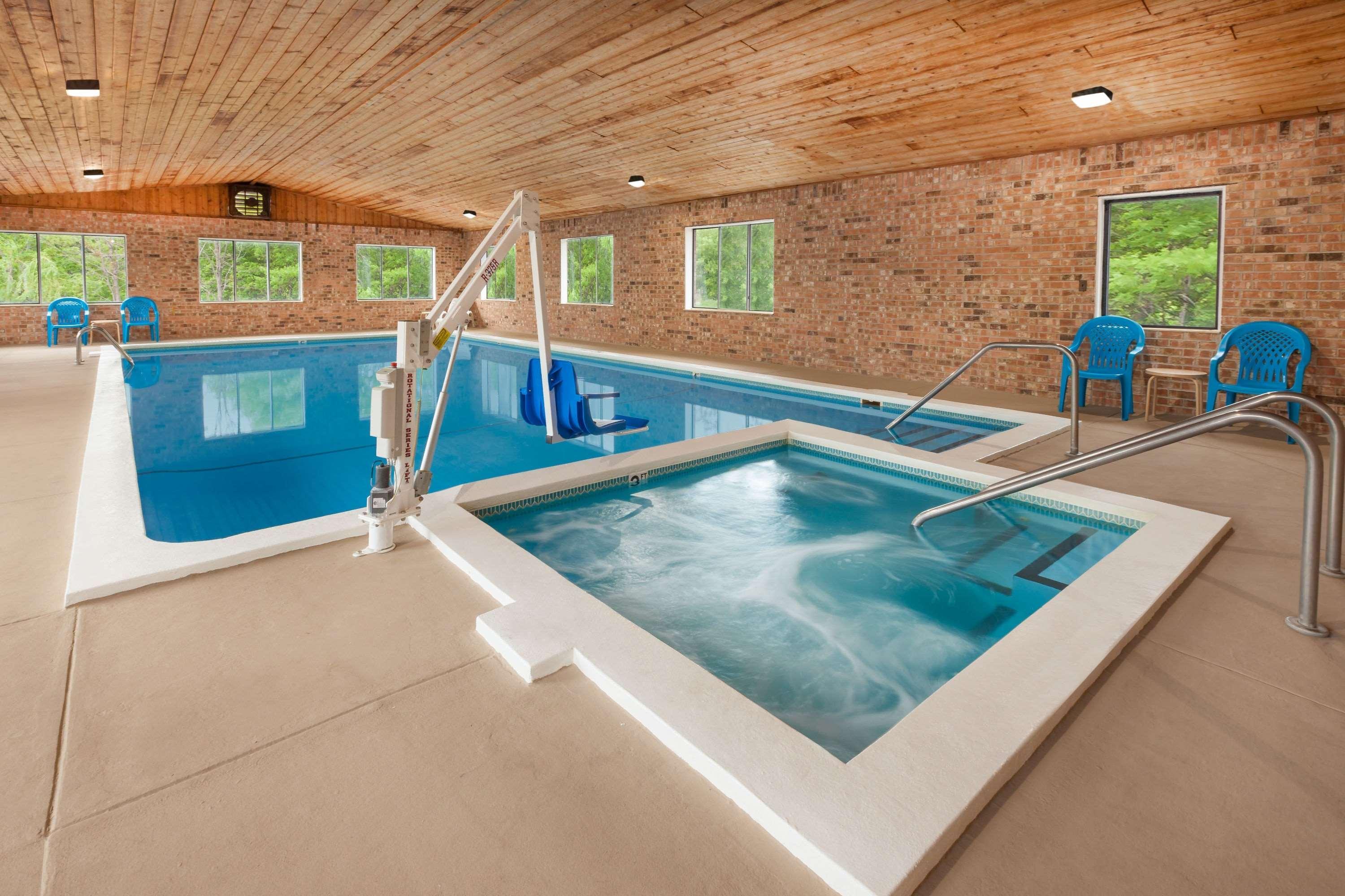 Baymont By Wyndham Manistee Hotel Екстериор снимка