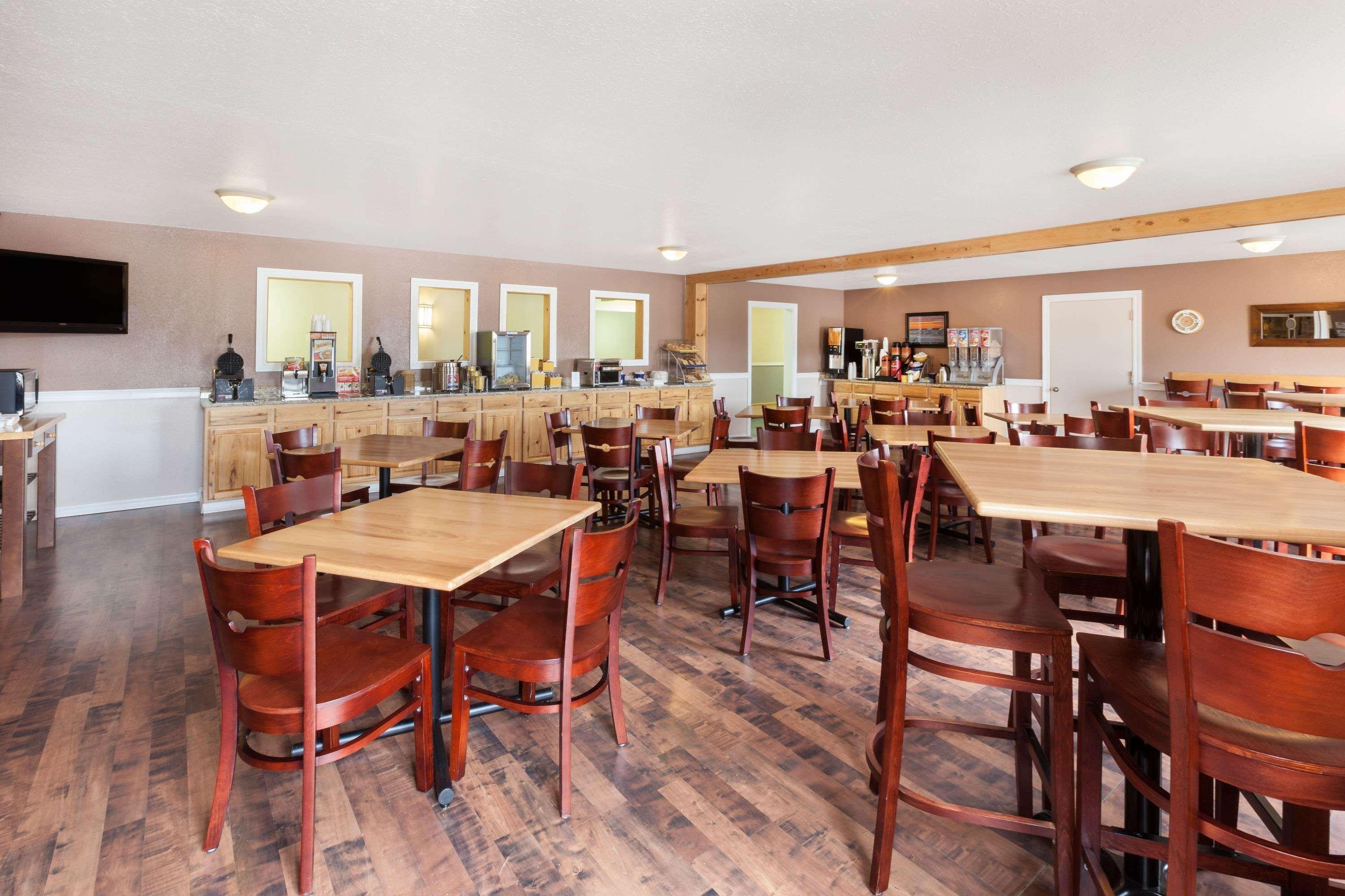 Baymont By Wyndham Manistee Hotel Екстериор снимка