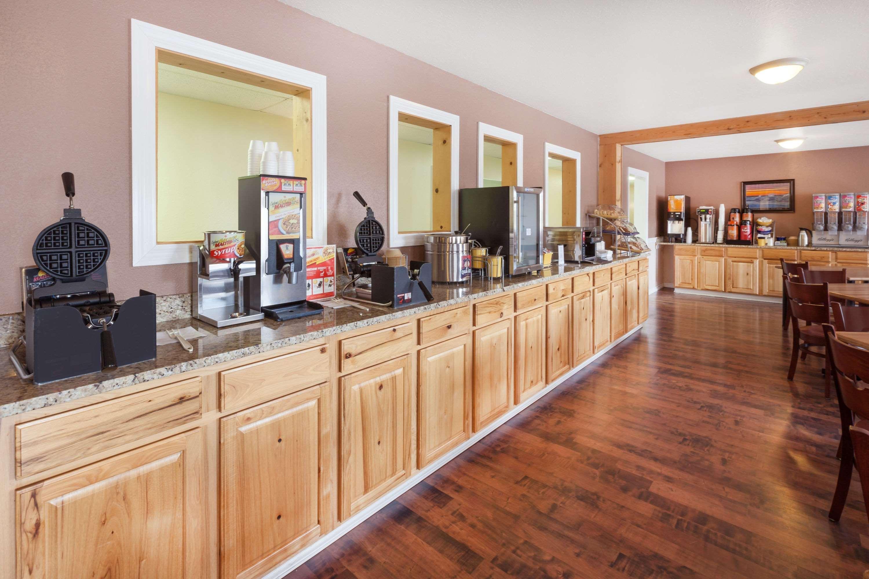 Baymont By Wyndham Manistee Hotel Екстериор снимка