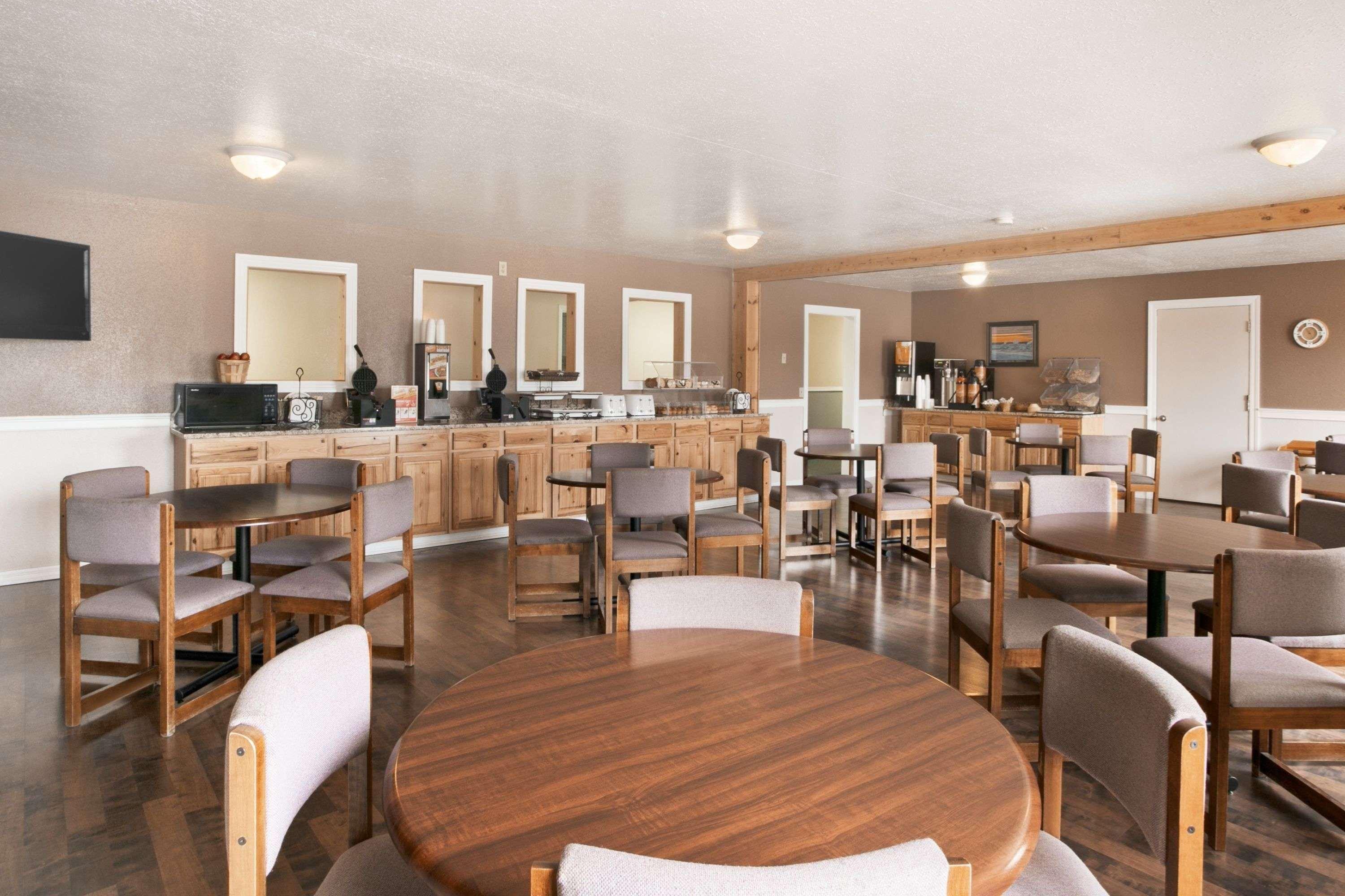 Baymont By Wyndham Manistee Hotel Екстериор снимка