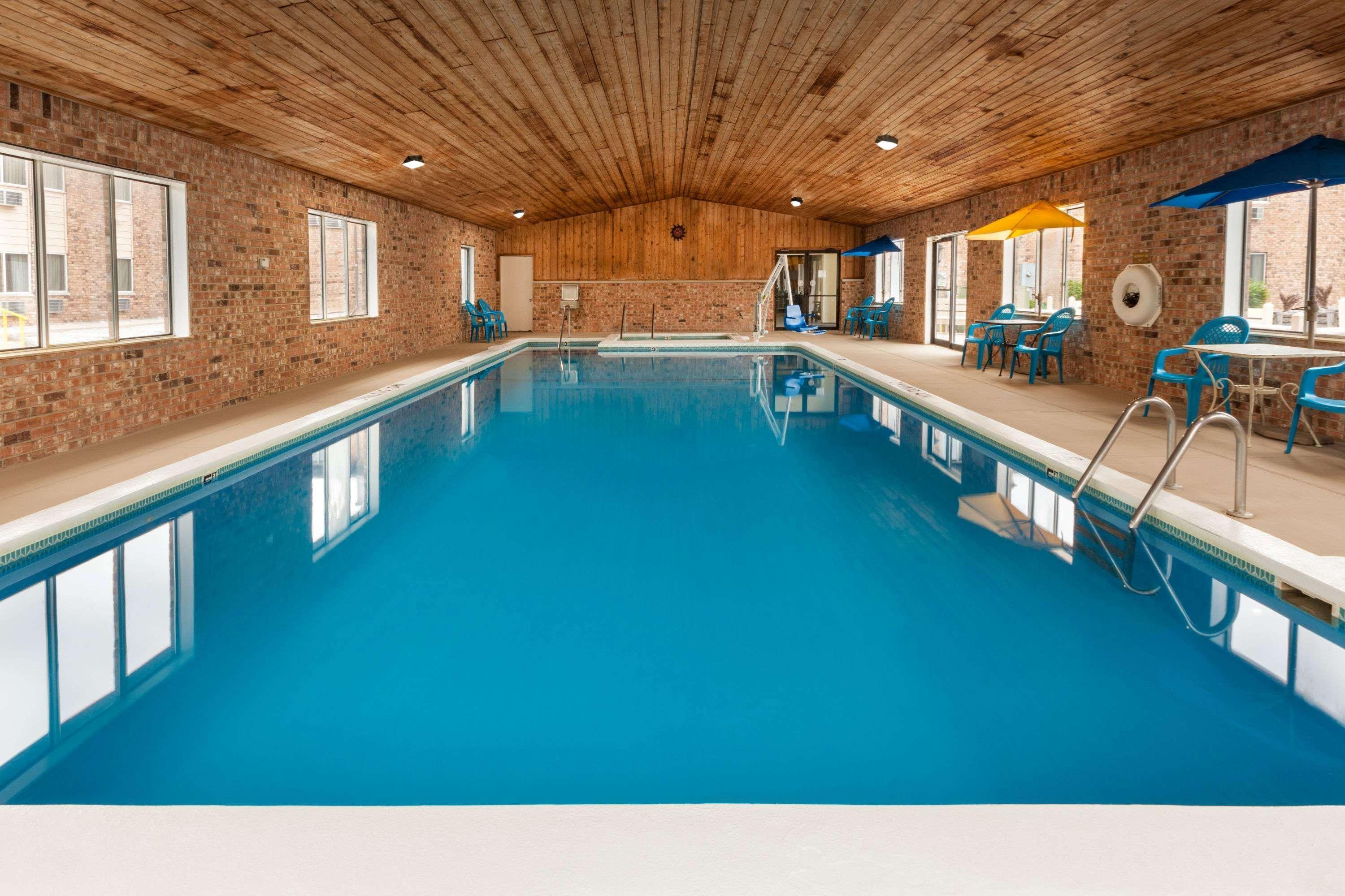 Baymont By Wyndham Manistee Hotel Екстериор снимка