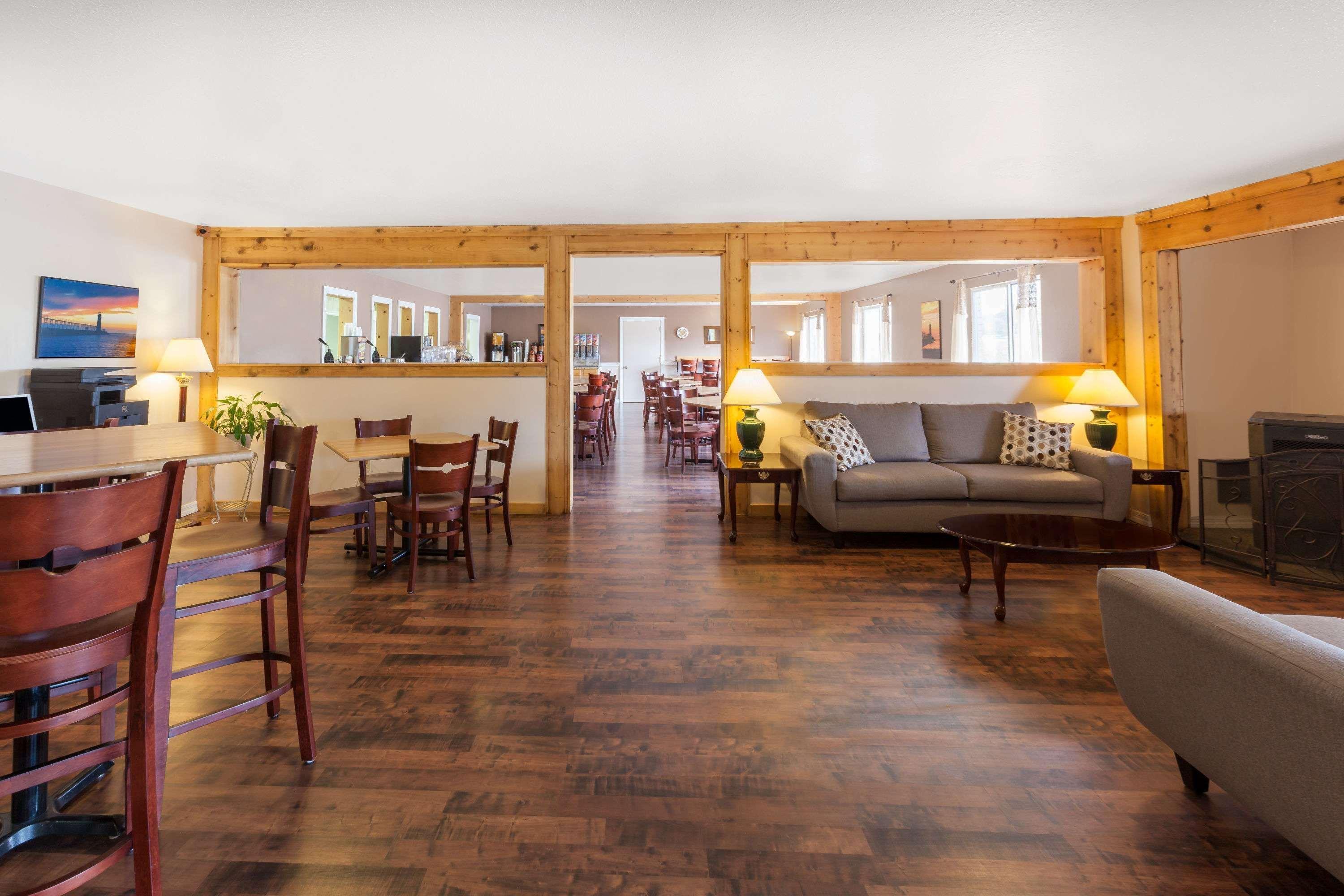Baymont By Wyndham Manistee Hotel Екстериор снимка