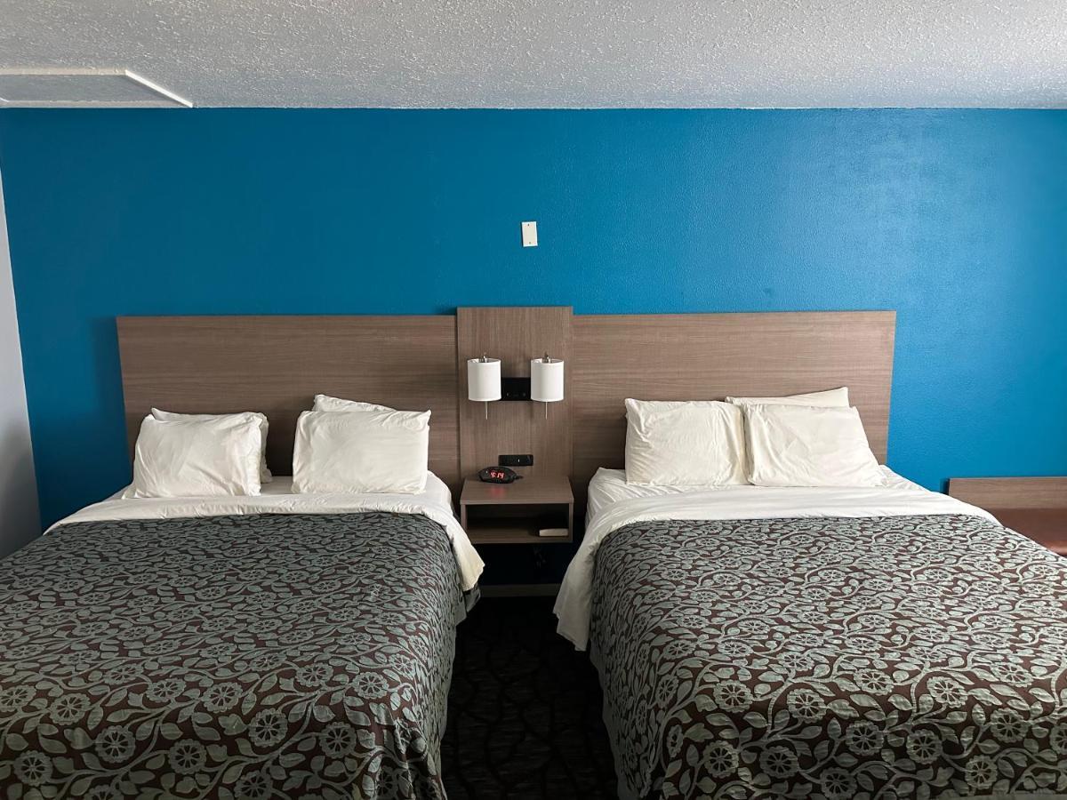 Baymont By Wyndham Manistee Hotel Екстериор снимка