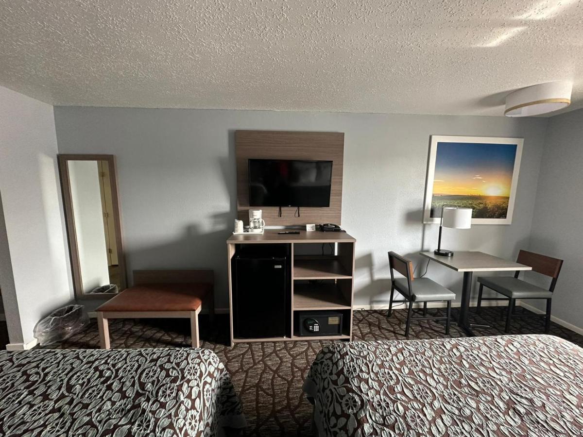 Baymont By Wyndham Manistee Hotel Екстериор снимка