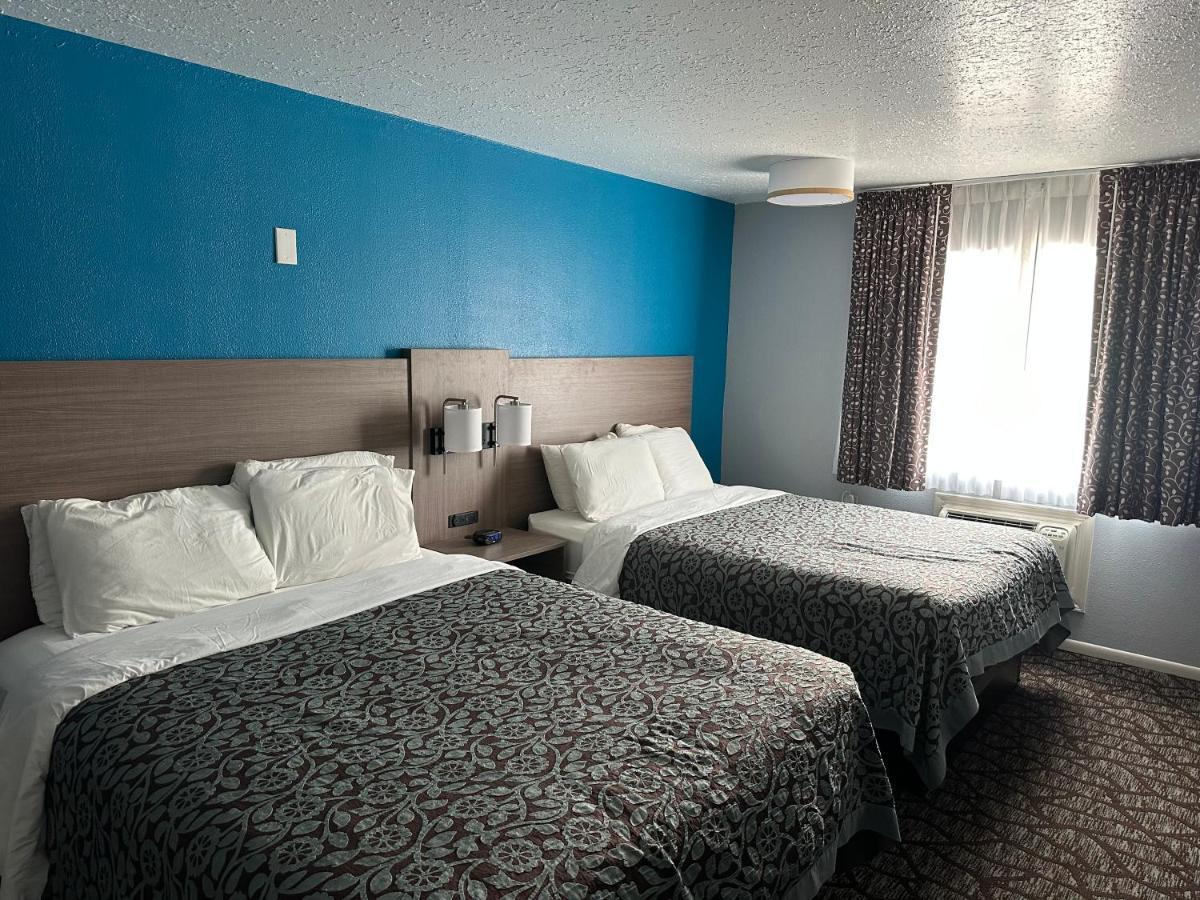Baymont By Wyndham Manistee Hotel Екстериор снимка