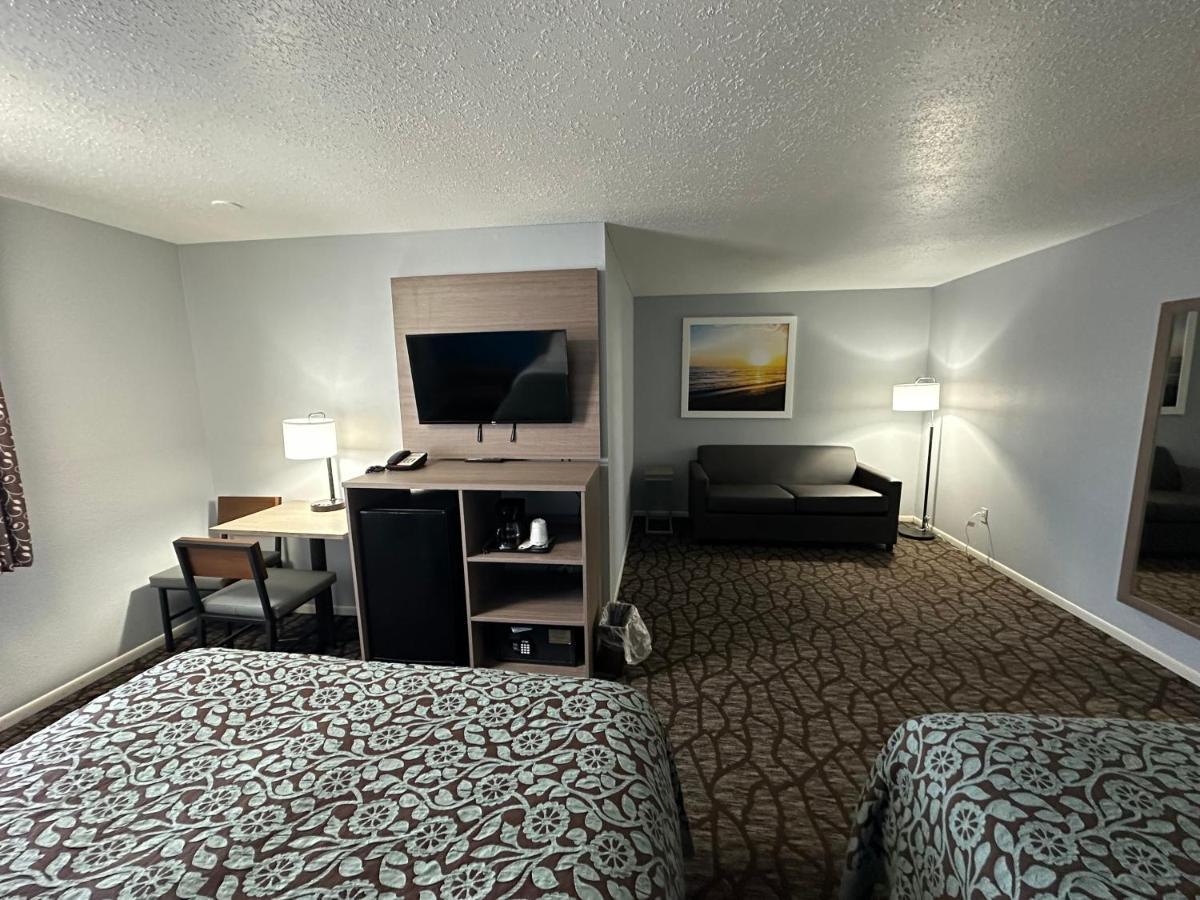 Baymont By Wyndham Manistee Hotel Екстериор снимка