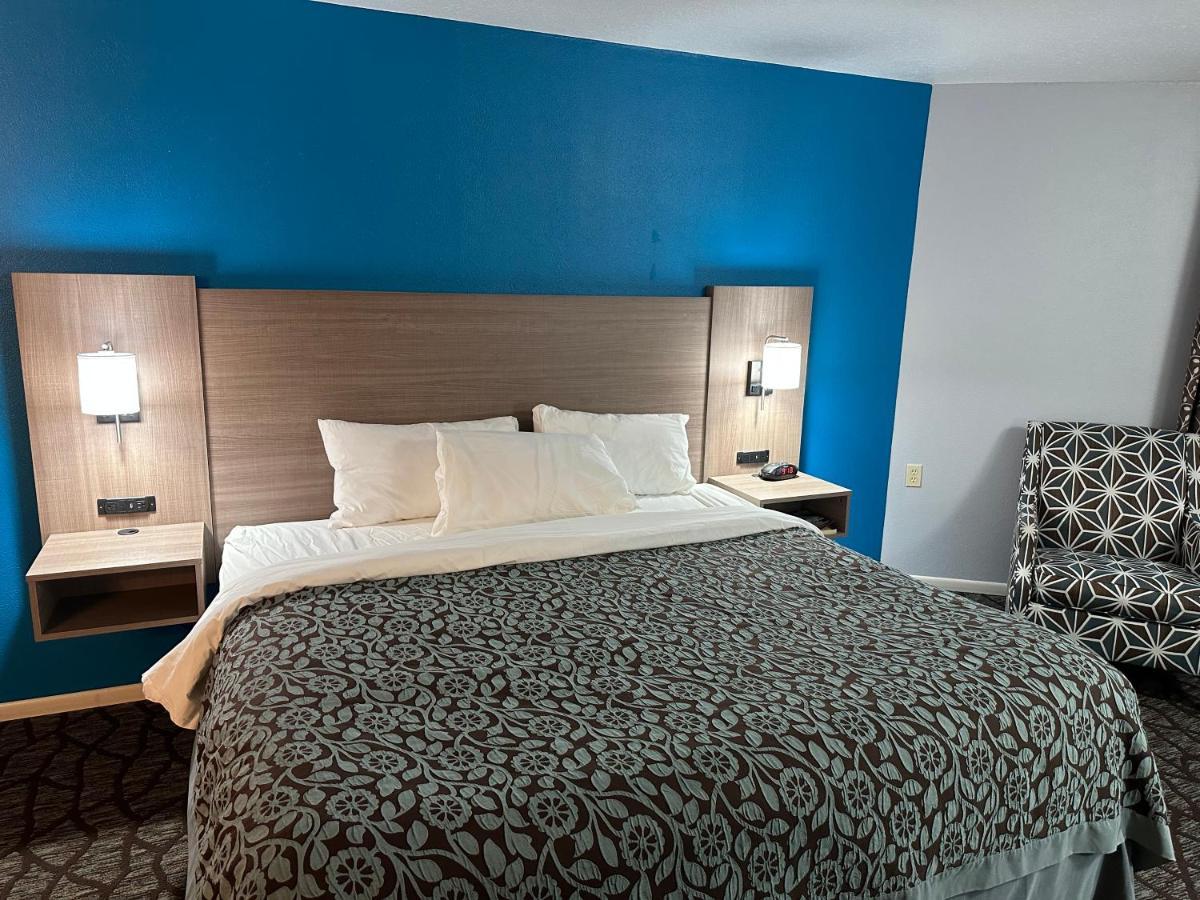 Baymont By Wyndham Manistee Hotel Екстериор снимка