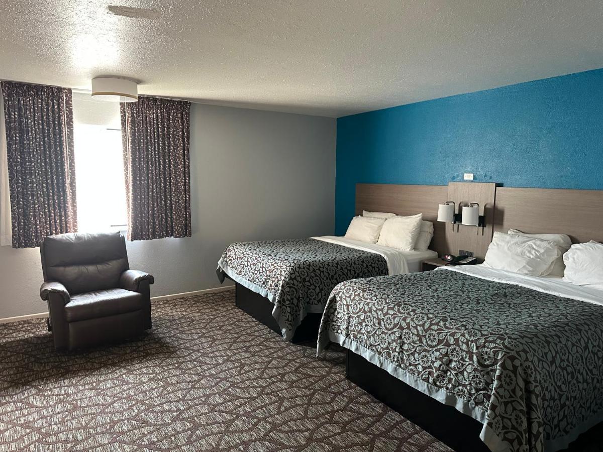 Baymont By Wyndham Manistee Hotel Екстериор снимка
