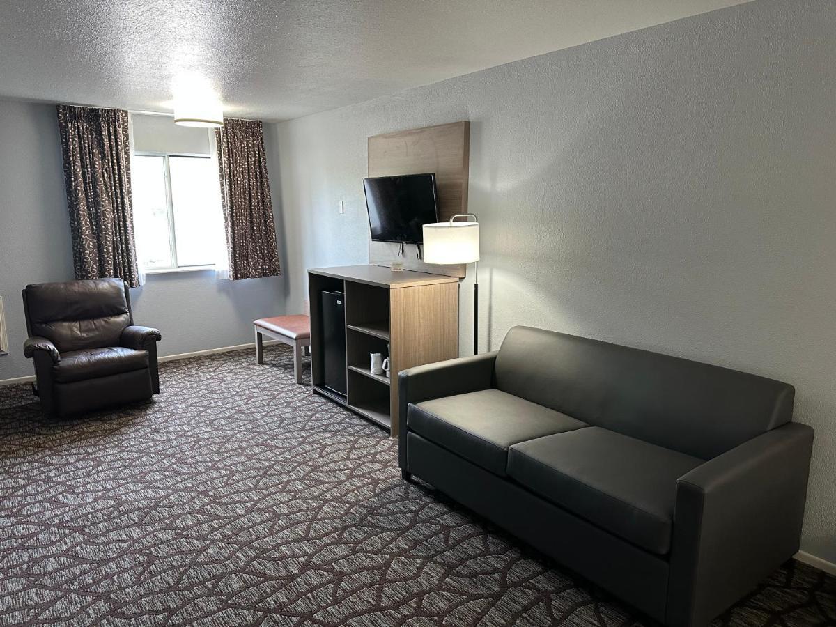 Baymont By Wyndham Manistee Hotel Екстериор снимка