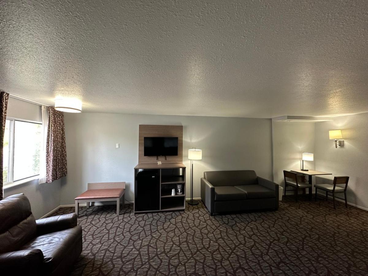 Baymont By Wyndham Manistee Hotel Екстериор снимка
