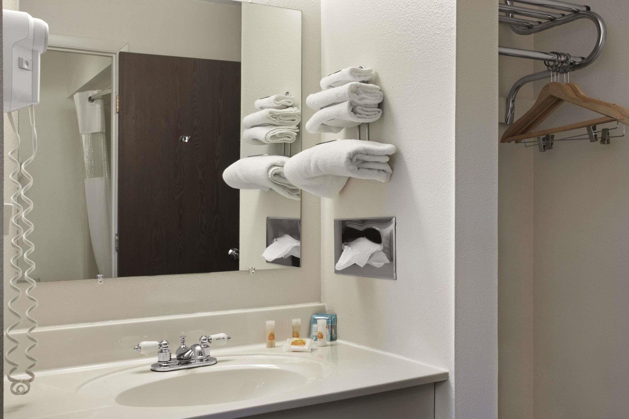 Baymont By Wyndham Manistee Hotel Екстериор снимка