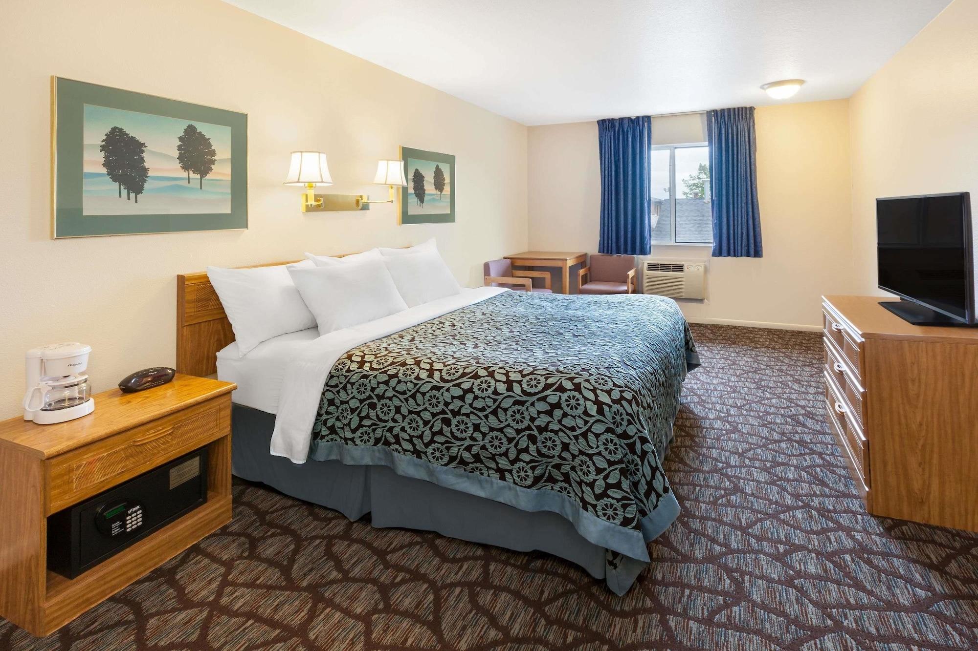 Baymont By Wyndham Manistee Hotel Екстериор снимка