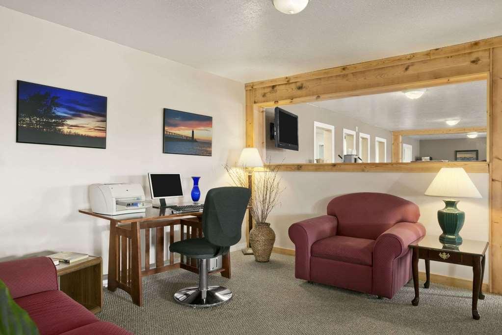 Baymont By Wyndham Manistee Hotel Съоръжения снимка