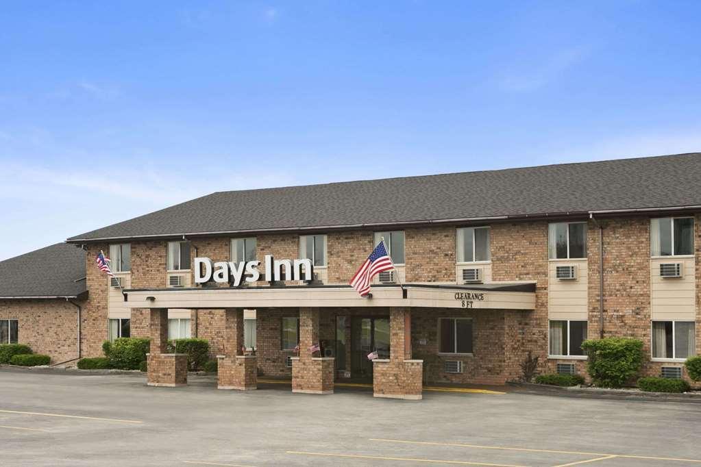 Baymont By Wyndham Manistee Hotel Екстериор снимка