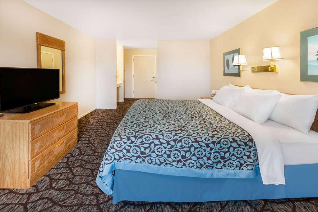 Baymont By Wyndham Manistee Hotel Стая снимка
