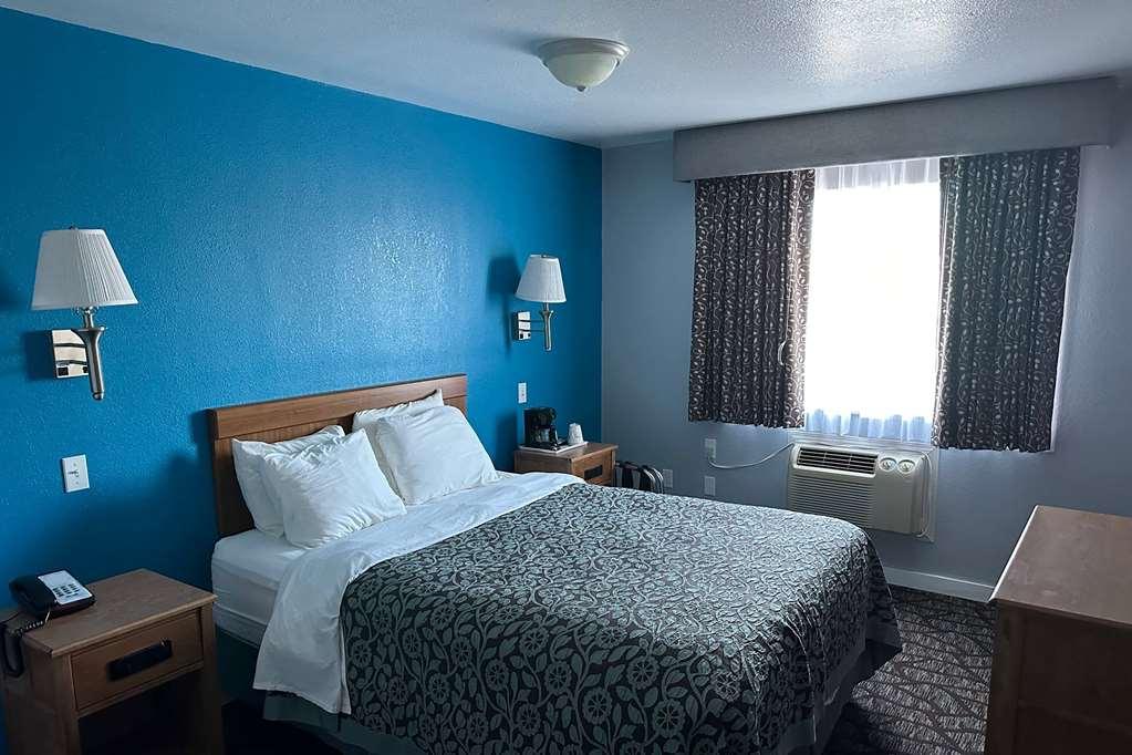 Baymont By Wyndham Manistee Hotel Стая снимка