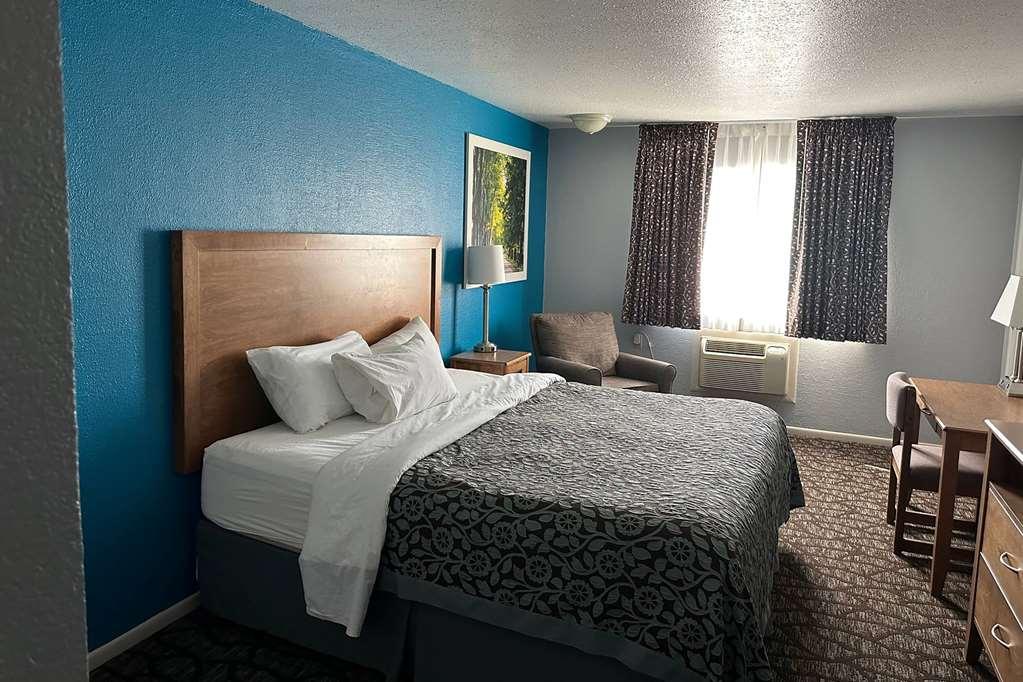 Baymont By Wyndham Manistee Hotel Стая снимка