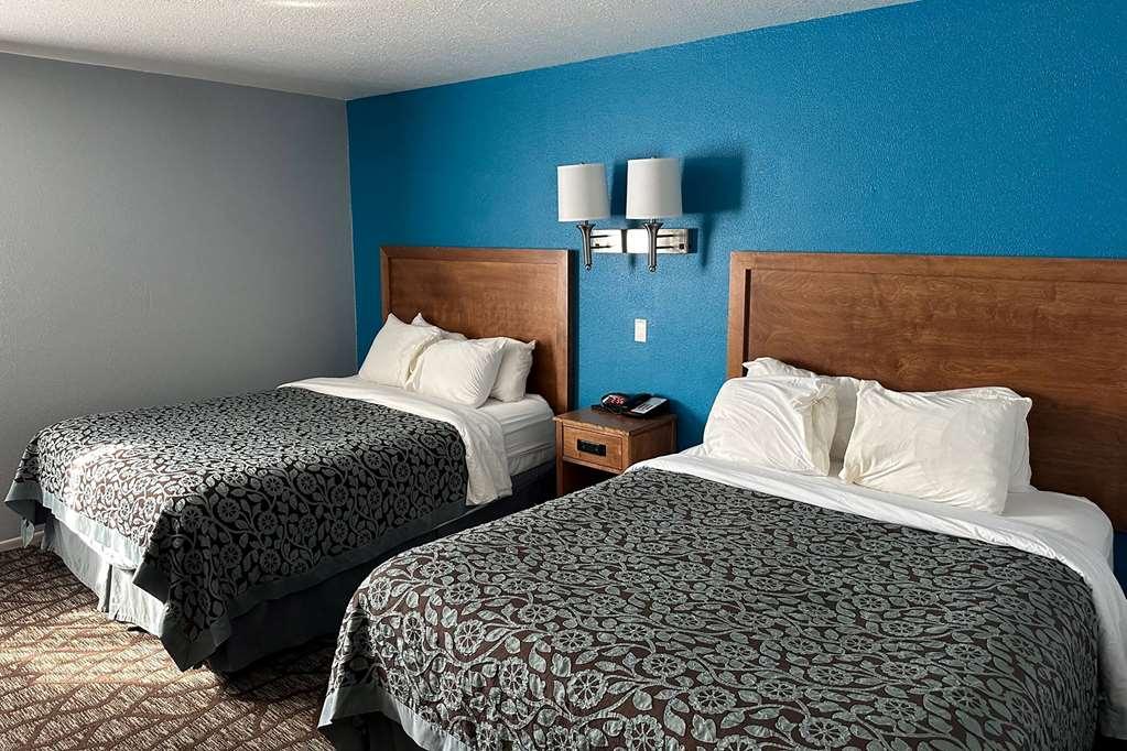 Baymont By Wyndham Manistee Hotel Стая снимка